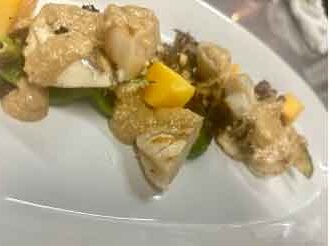 ホタテの白胡麻ソース 埼玉県飯能市イタリアンレストランかみかみya 11が多雨のコース7 11月のコース
alt="飯能 宴会 コース 前菜 焼きホタテのサラダ 白胡麻ソース"