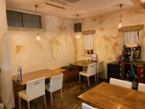 かみかみya 店内様子　イタリアンレストラン　埼玉県飯能市　モルタル造形　DIY　飯能レストラン宴会に最適な落ち着いた店内