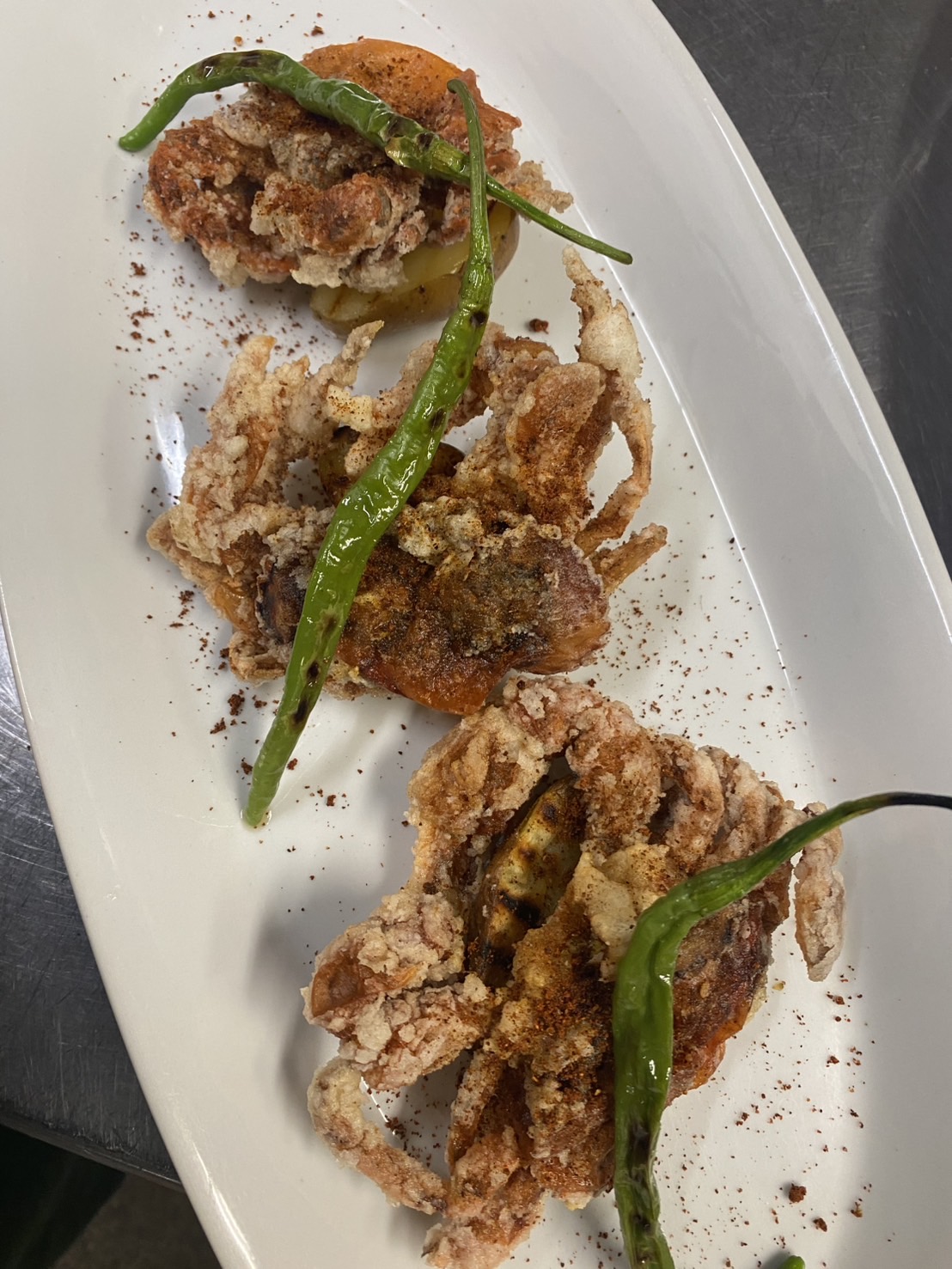 かみかみyaのソフトシェルクラブのスパイス揚げ。香ばしく揚げたカニにスパイスの香りが広がる一皿。