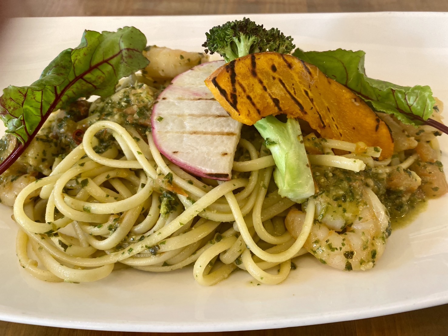 Linguine al Pesto Genovese con Gamberi
バジルと松の実の香り豊かなジェノベーゼソースに、
新鮮なエビを合わせた香り高いリングイネ。